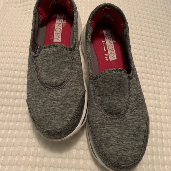 Women’s Skechers- size 7.5 - Picture 1 of 2